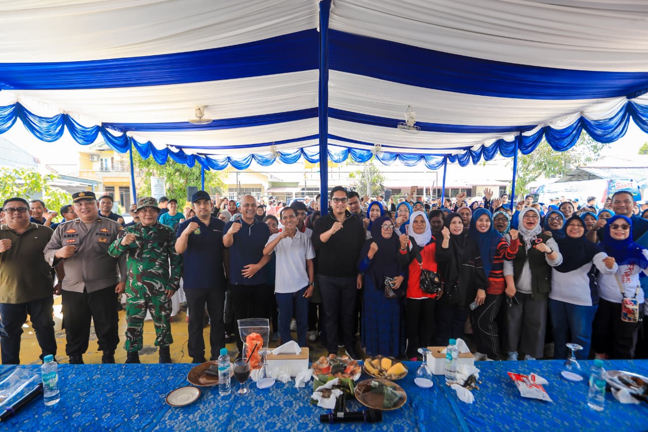 GOTONG ROYONG MASSA DAN SAPA WARGA DI MEDAN TUNTUNGAN