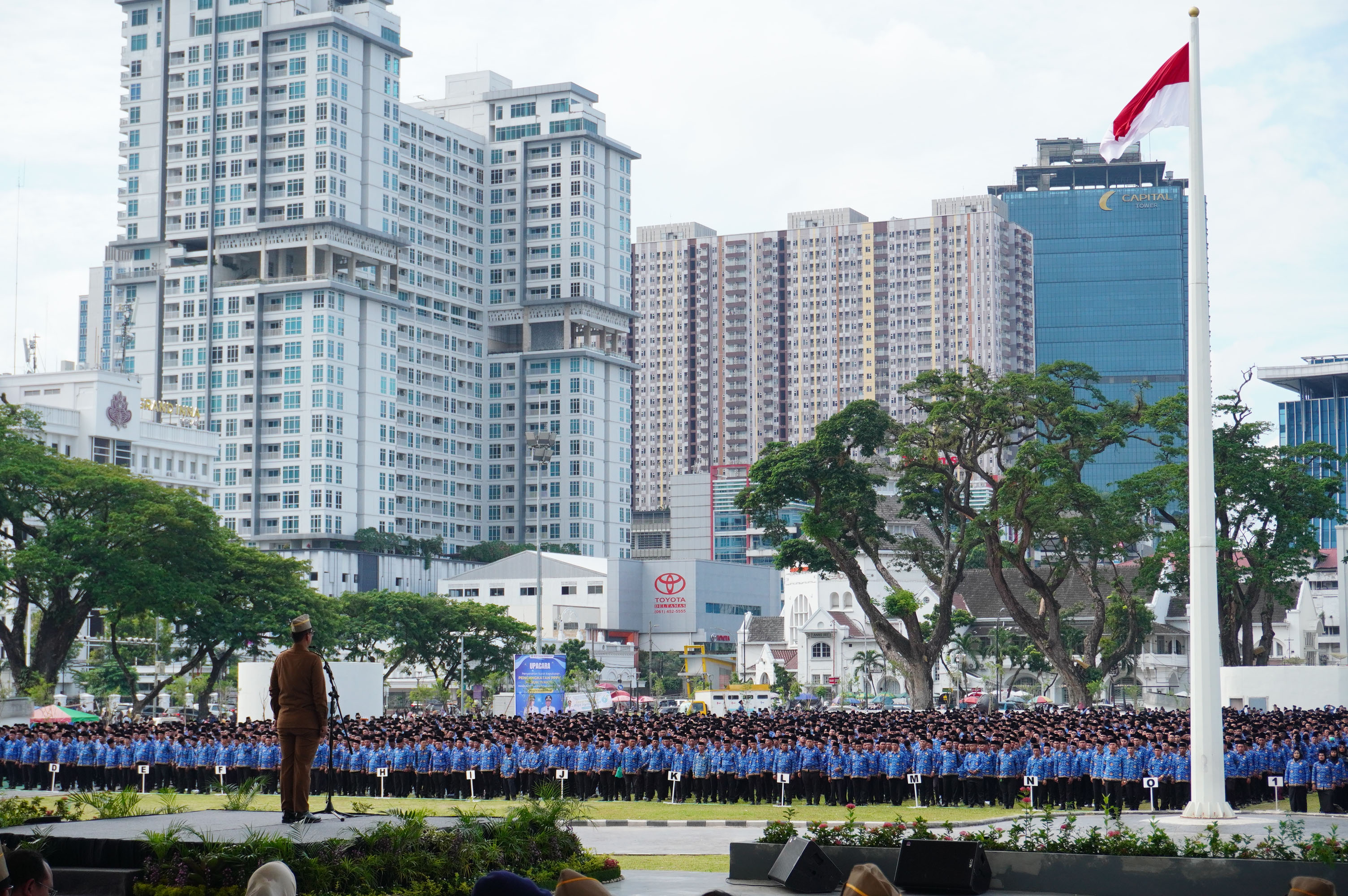 WALI KOTA MEDAN SERAHKAN 8.533 SK PPPK PARUH WAKTU PEMKO MEDAN