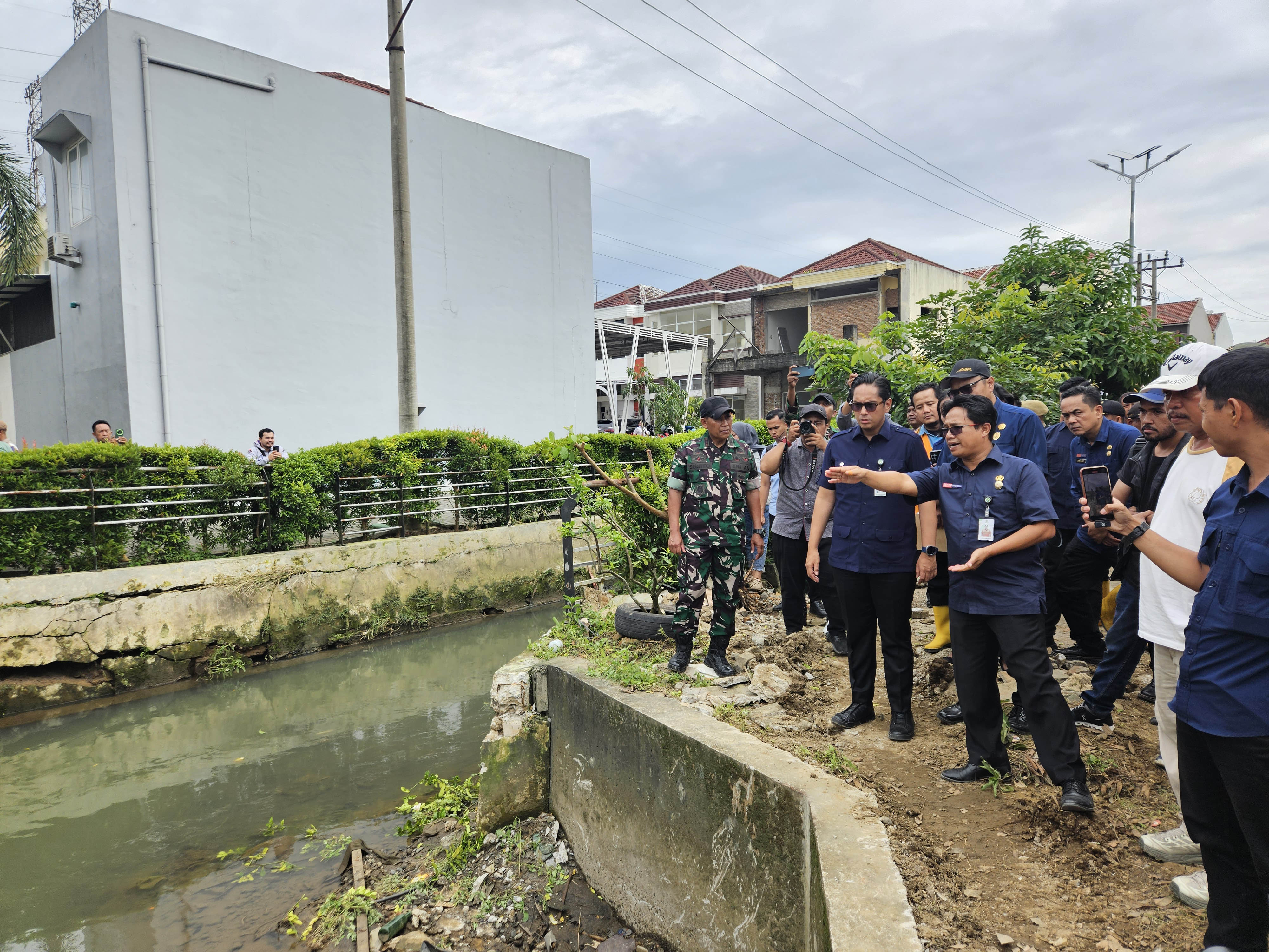 WALIKOTA MEDAN MENINJAU SUNGAI BATUAN
